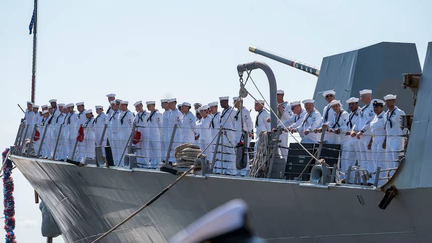 Navios da Marinha dos EUA colidem perto da América do Sul durante reabastecimento