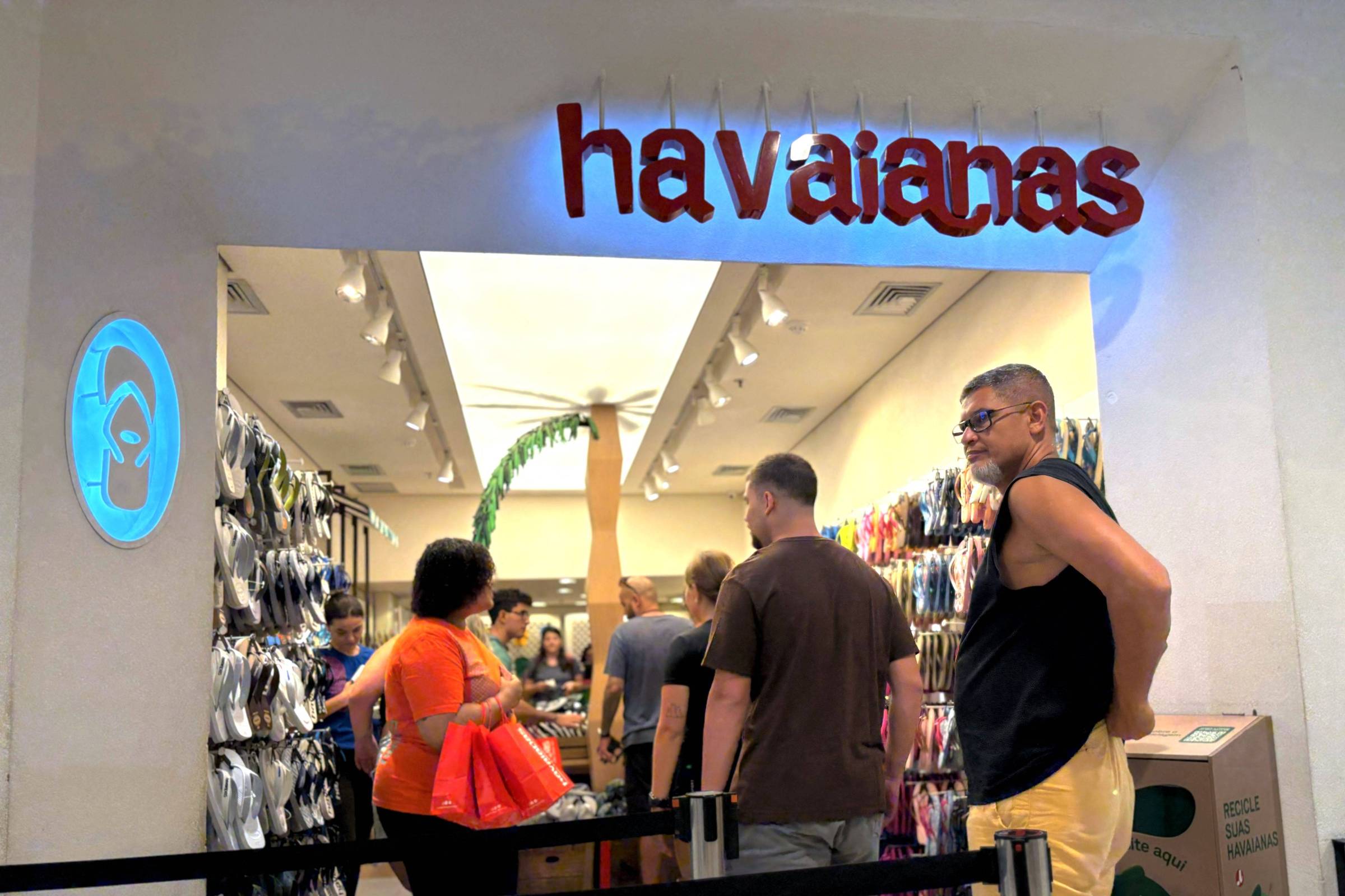 Havaianas stores full despite boycott