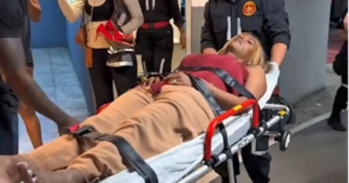 Transgender councilwoman Benny Briolly assaulted during act for using women's bathroom in Niterói shopping mall