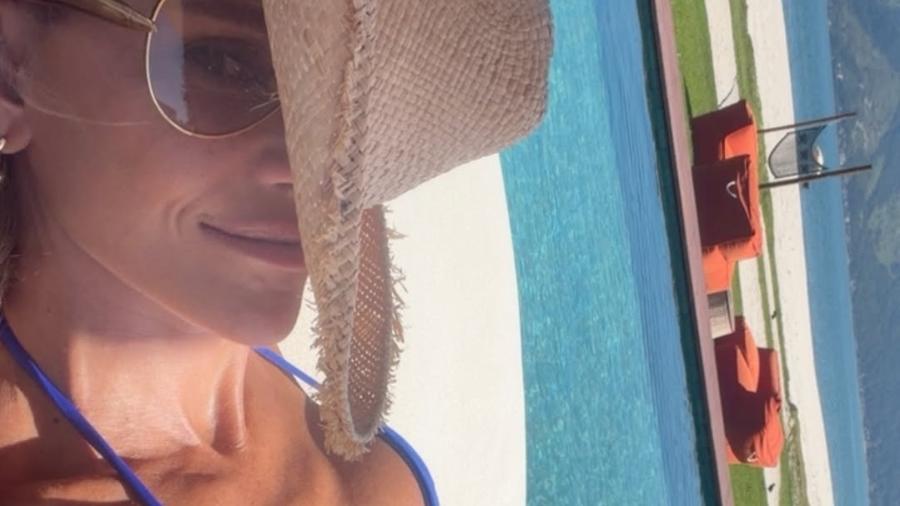 Deborah Secco poses in bikini in March dump: 'So good!'