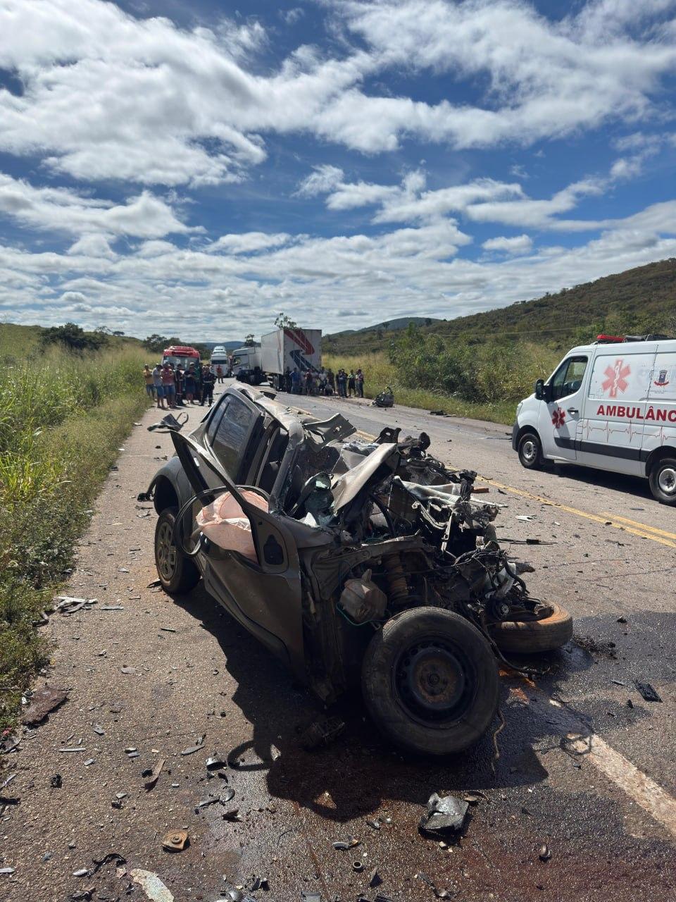 Carro é partido ao meio em batida com carreta e motorista morre na BR-116, em Medina