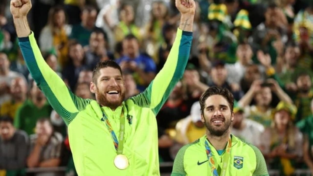 Alison 'Mamute' and Bruno and the awkwardness on the bus to the Olympic final