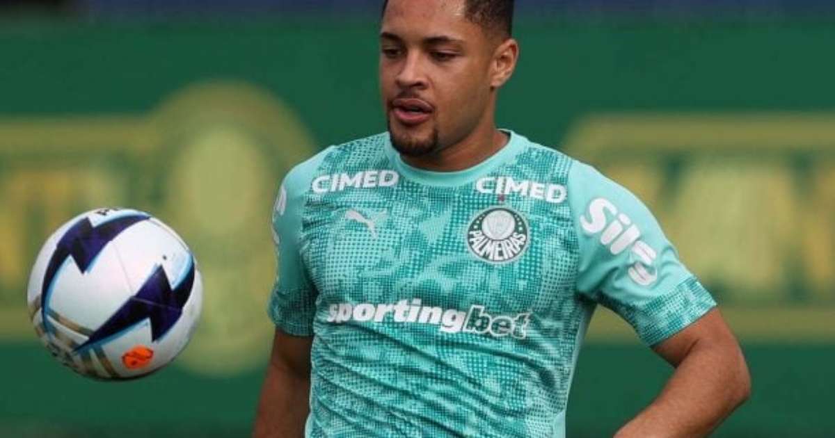 Vitor Roque trains on the field in Palmeiras' return; left-back has injury