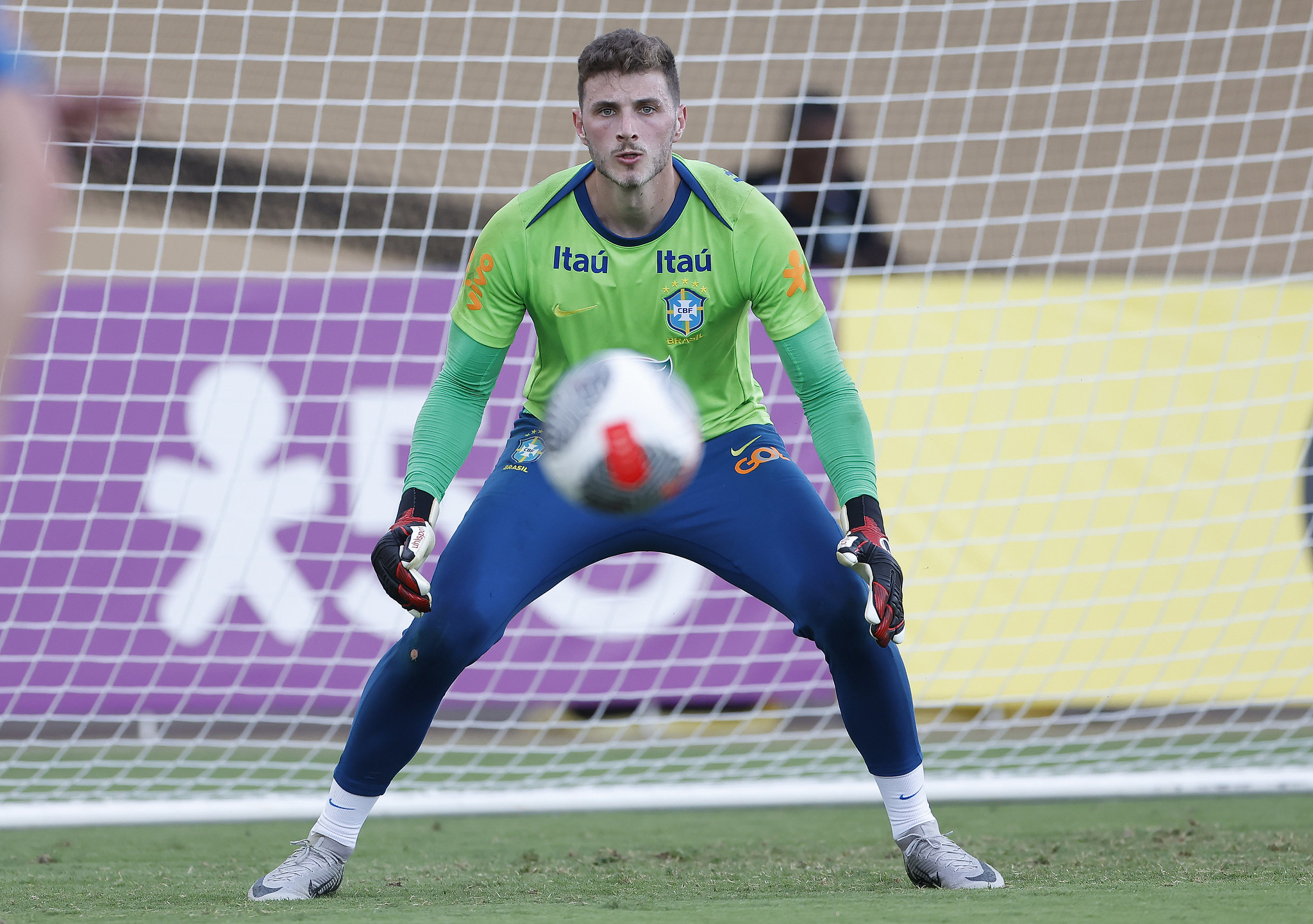 Goalkeeper Bento in low form at Al Nassr and may leave for free