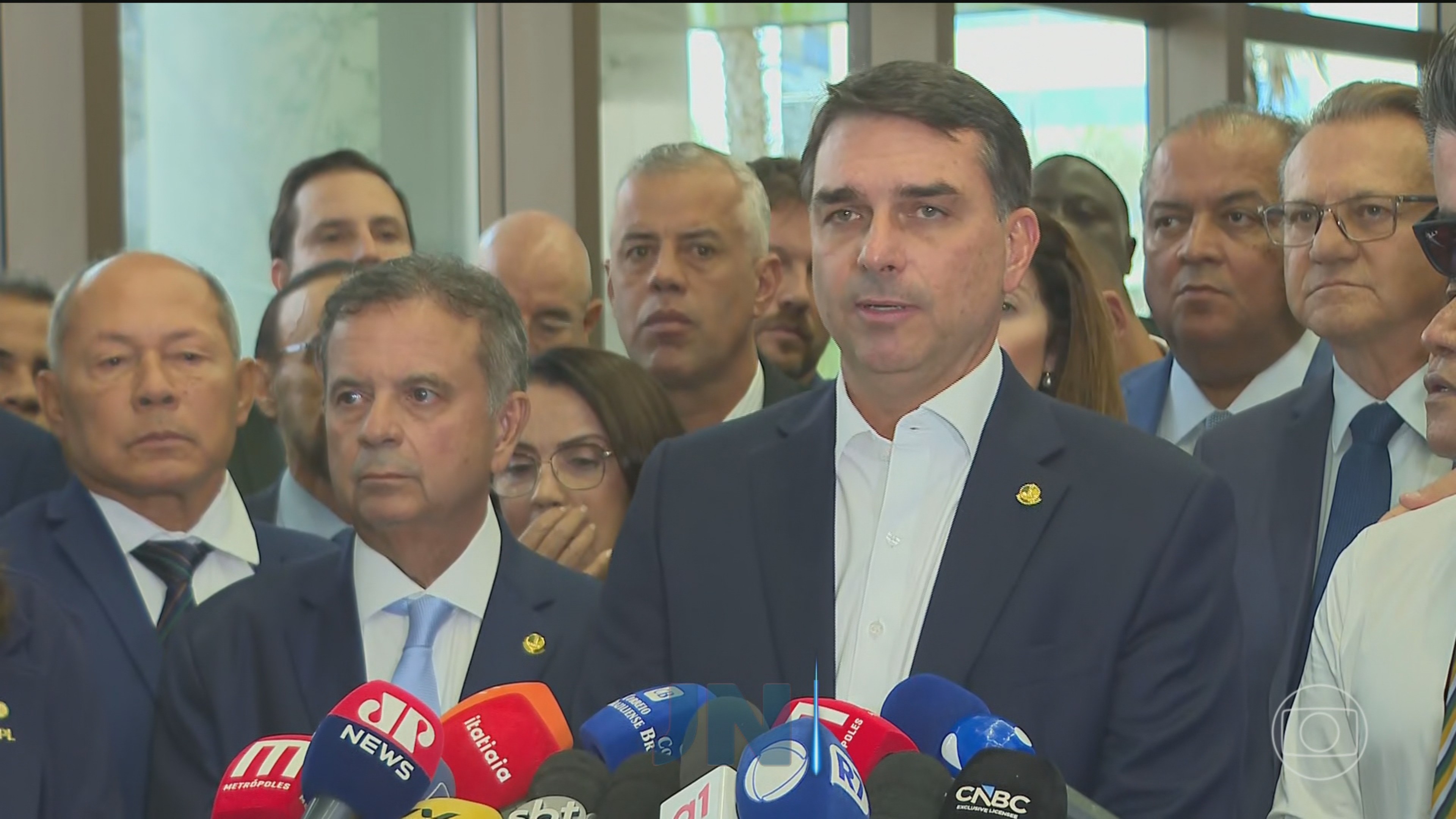 Flávio Bolsonaro's Allies Believe He Needs to Overcome 'Astral Hell'; Otherwise, He May Become an Unviable Candidate