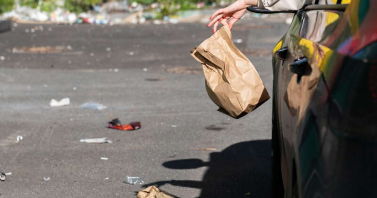 Signaling and Monitoring to Reduce Irregular Dumping in Porto Alegre