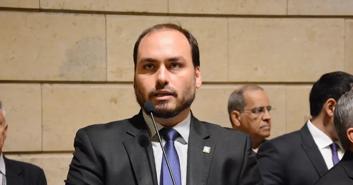 Carlos denuncia ‘tratamento degradante’ a Bolsonaro por ruído em cela