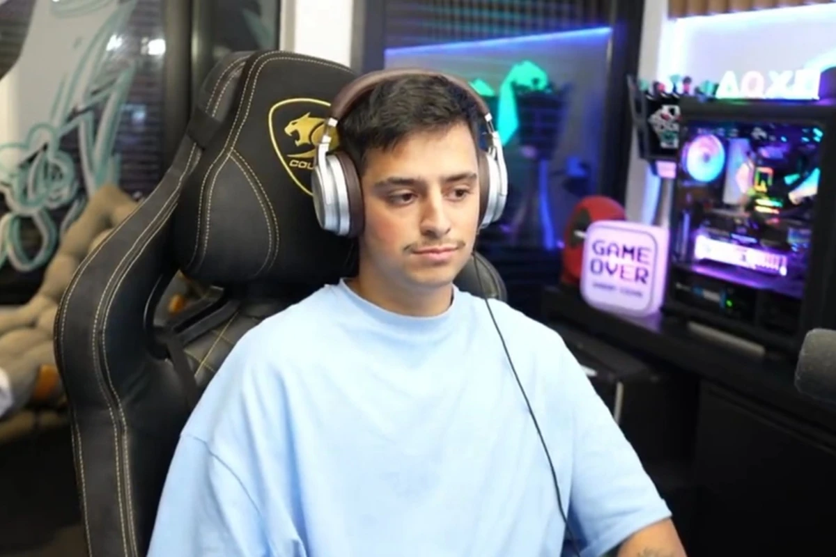 Streamer threatens internet user after comment about harassment of mother