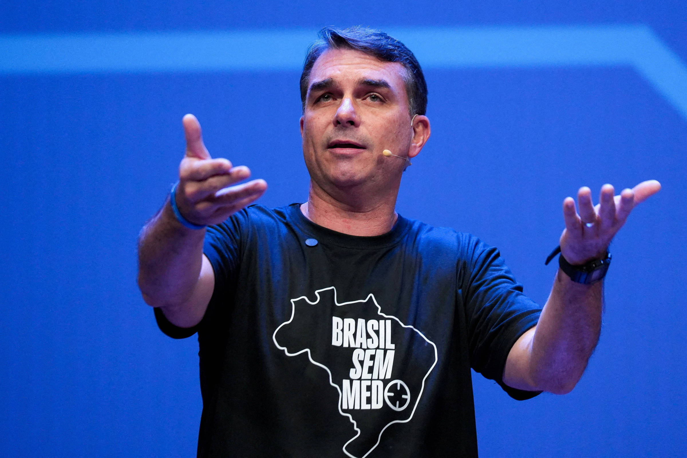 Flávio Bolsonaro holds meeting with women without Michelle or Damares after crisis over video