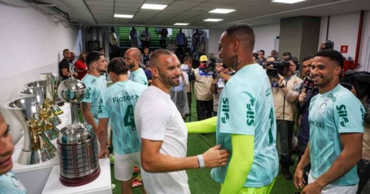 Weverton is touched by the reception of the Palmeiras fans in reunion