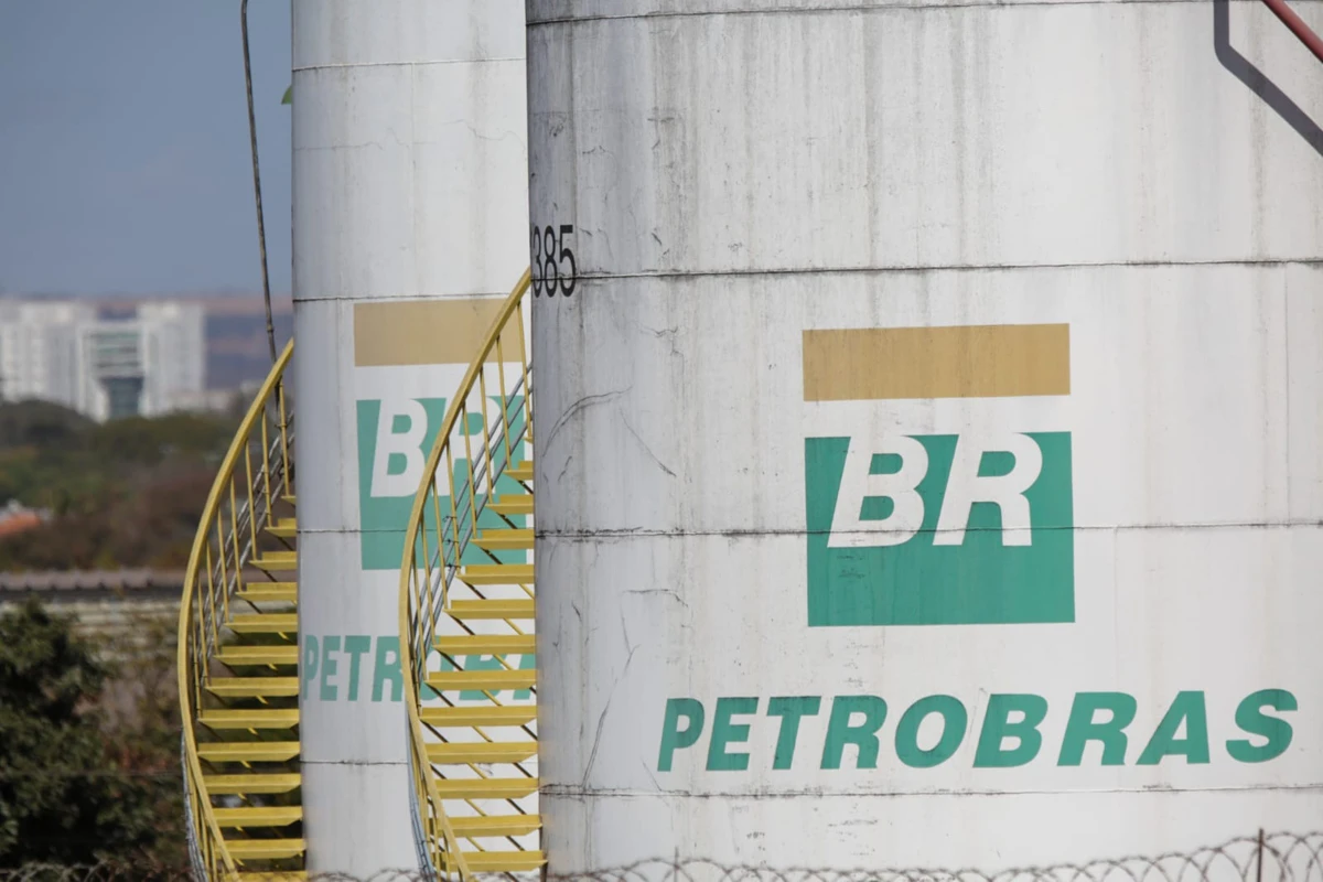 Petrobras dismisses director and announces interim chairman of the board